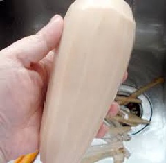 Cắt bỏ khoảng 2 cm 2 bên đầu mỗi củ sen rồi nhồi đậu đen và gạo nếp vào. Sau đó, dùng tăm tre gắn chặt lại phần củ sen đã cắt.