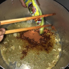 Bắt bếp cho 3 muỗng canh dầu, dầu nóng cho tỏi vào khử, rồi đổ gói gia vị bò kho vào đảo đều sau đó cho hết phần thịt bò đã chuẩn bi vào, từ từ đảo để thịt chín sơ.