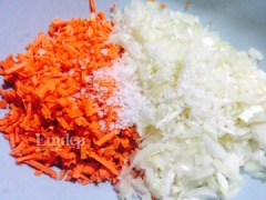 Hành tây, cà rốt sơ chế sạch, cắt thành dạng hạt lựu nhỏ. Trộn hành tây, cà rốt với 1 muỗng cà phê muối, để khoảng 1 phút cho ngấm và ra bớt nước. Vắt phần cà rốt, hành tây cho thật ráo nước, để riêng sang bên.