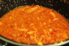 Làm nước sốt: 1 muỗng canh nước tương, 1 muỗng canh tương ớt, 1 muỗng canh đường, 1 muỗng cà phê dầu mè, 1 muỗng cà phê dầu hào. Dùng nồi nhỏ, phi hành tím còn lại đến thơm, cho phần nấm còn lại vào xào chín, thêm từ từ chén nước sốt vào đun cùng, đun đến khi hỗn hợp đặc lại, thêm hành lá vào.