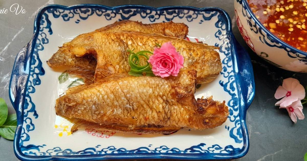 Cá mó chiên giòn chấm mắm tỏi ớt