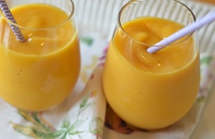 Trút sinh tố ra ly và thưởng thức, bạn có thể cho đường nếu thích dùng ngọt hơn, ngoài ra, bạn cũng có thể thêm đá hoặc cho sinh tố vào ngăn mát tủ lạnh nếu thích dùng lạnh.