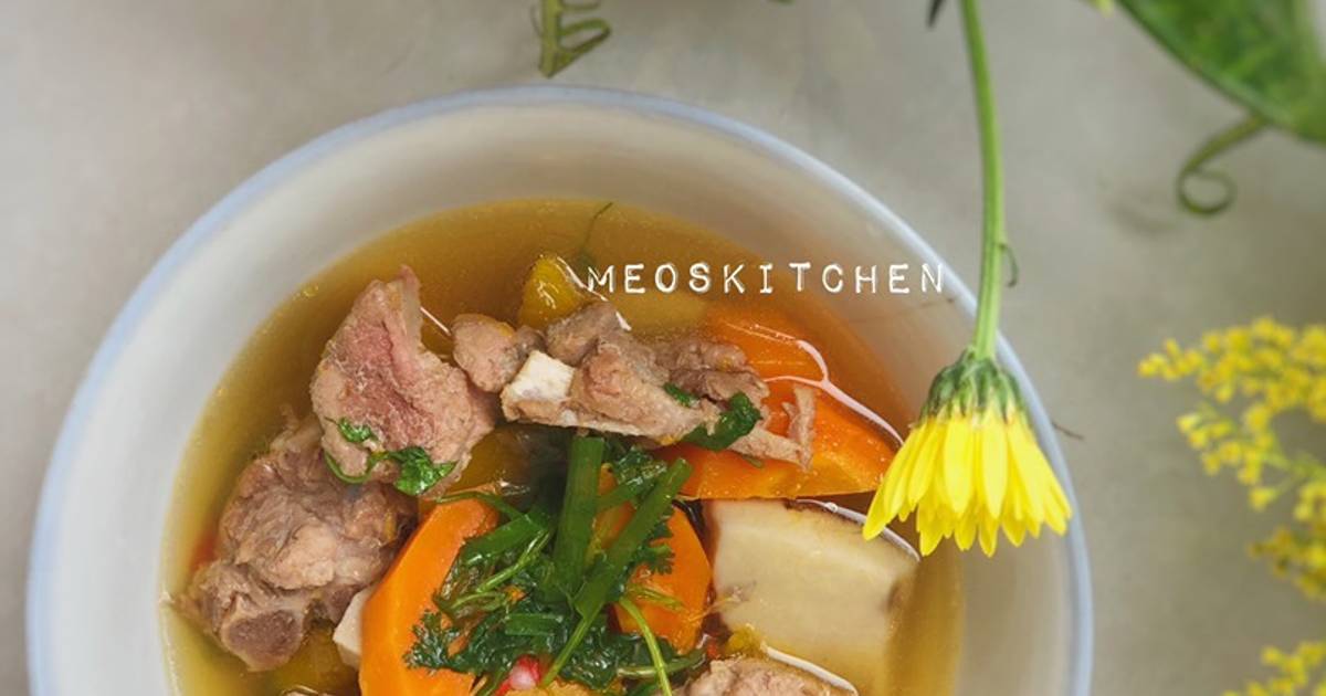 Canh xương heo nấu bí đỏ, cà rốt, khoai môn