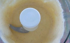 Chuối bóc vỏ, dừa nạo, 1/2 muỗng cà phê nước cốt chanh, 10gr đường trắng và 70 ml nước cốt dừa cho hết vào máy sinh tố, xay nhuyễn. Đổ hỗn hợp này vào khuôn que kem, cho vào ngăn đá tủ lạnh 1 giờ.