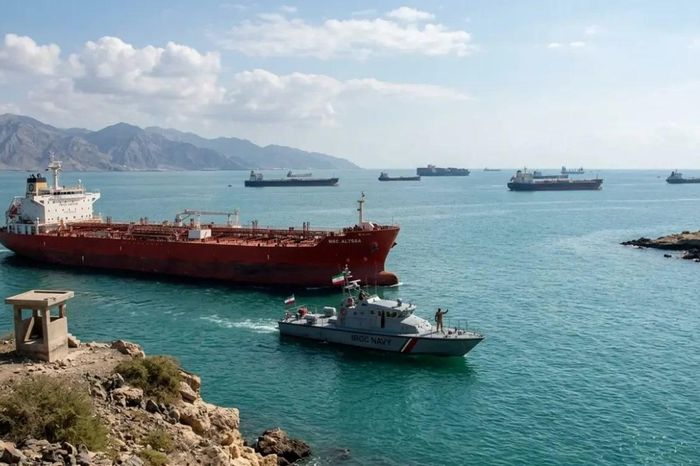 Giá dầu giảm sau khi Iran cho phép 10 tàu qua eo biển Hormuz - Đài Phát thanh và truyền hình Hà Nội