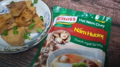 Cho thành phẩm ra dĩa, thêm ít hành lá là hoàn thành món ăn. Chả chay rim mặn đơn giản, nhưng lại vô cùng ngon miệng. Chúc các bạn thành công nhé.