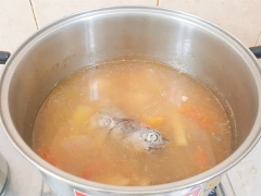 Nhặt sạch xà lách, giá đỗ, đem rửa sạch. Thái nhuyễn xà lách rồi trộn chung với giá. Đĩa rau gồm giá trộn xà lách như này mới đúng điệu bún cá Nha Trang. Bỏ gốc hành lá và ngò rí thái nhuyễn.