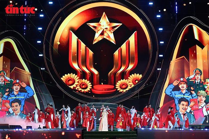 Người dân đổ về Quảng trường Võ Nguyên Giáp dự khai mạc Mùa du lịch Thái Nguyên 2026 - Báo Tin Tức TTXVN