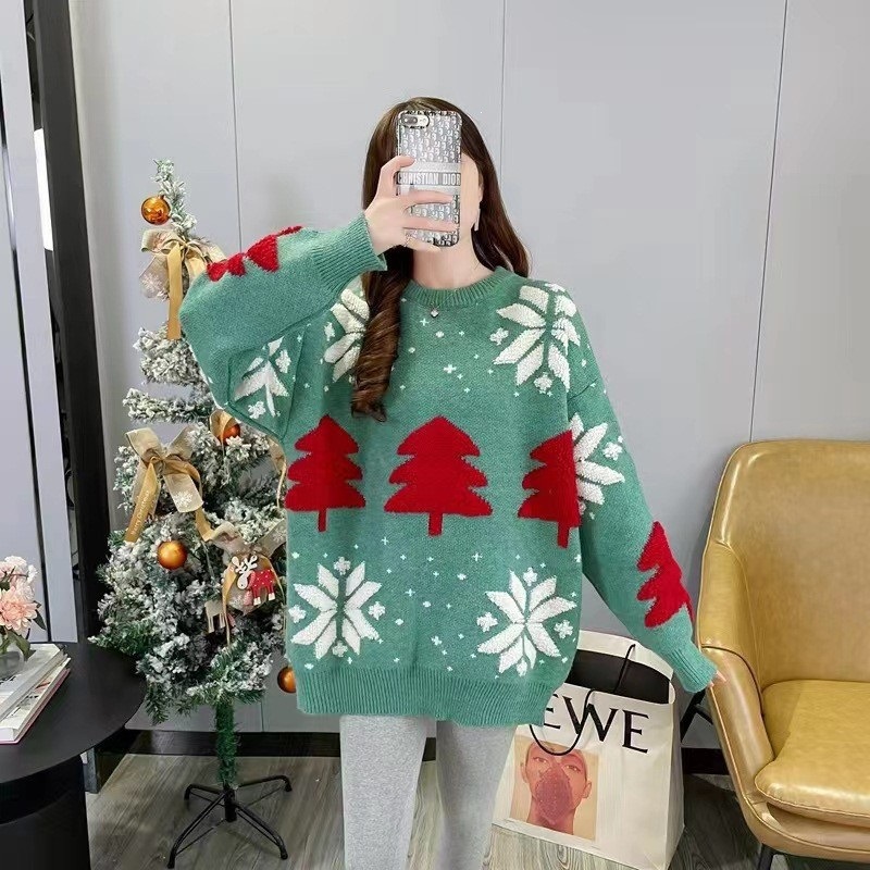Loose knit sweater with round neckline