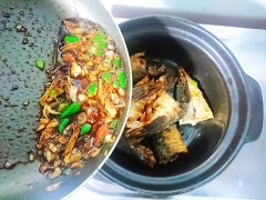 Cho cá đã chiên vàng đều vào nồi đất, đổ phần tương đã đun sôi vào nồi. Đun sôi lại, tiếp tục thêm tiêu, đường, 200ml nước vào tiếp tục đun sôi đến khi nước cạn còn 1/3. Thì thêm nước mắm vào đun sôi lại là được.
