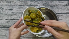 Ướp đường khoảng 4 tiếng.