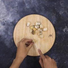 Rửa sạch các nguyên liệu. Nấm rơm cắt làm đôi, cà rốt gọt vỏ, ớt chuông cắt sợi.