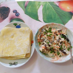 Trộn nhân: Cho đậu hũ, nấm mèo, cà rốt, hành lá, 1/3 muỗng cafe hạt tiêu, 1/2 muỗng cafe đường, 1 muỗng cafe hạt nêm, 1/2 muỗng cafe dầu mè và 1 muỗng café nước tương vào một cái tô rồi trộn đều lên.