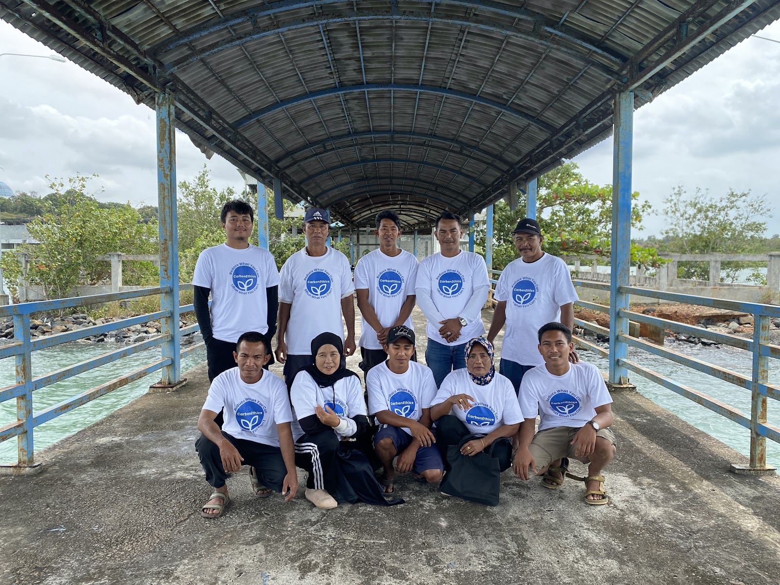10 PPDL Farmers wearing white T-shirts CarbonEthics logo posing before climate training