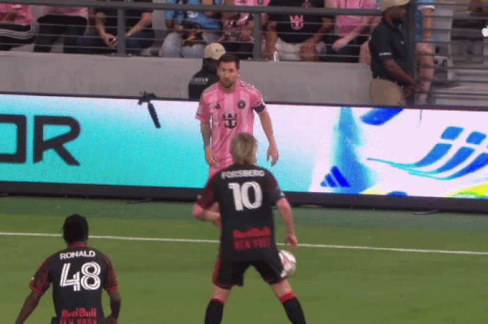Đồng đội làm hỏng pha kiến tạo đẹp mắt của Lionel Messi - Báo Tiền Phong