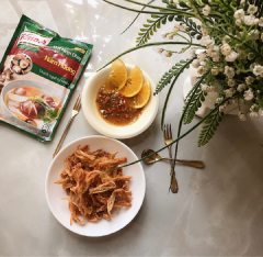 Cho ra dĩa, trang trí một vài lát cam và thêm 1 ít ớt vào nước xốt ( nếu ăn cay được). Vậy là xong món vịt quay xốt cam chua cay mặn ngọt đủ vị. Chúc các bạn ngon miệng với món chay này.