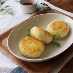 Bánh chiên xong là có thể thưởng thức được rồi. Bạn hãy dùng ngay với tương ớt, tương cà hoặc các loại sốt tùy thích nhé. Đảm bảo gia đình và các bé nhà bạn sẽ không thể từ chối đâu!