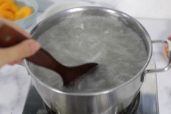Trộn hỗn hợp đường và bột rau rau theo tỉ lệ 2:1. Đổ vào nồi nước sôi và khuấy đều tay.