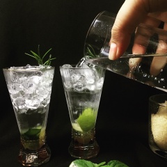 Decor thêm 1 nhánh hương thảo, sau đó đổ soda vào là hoàn thành rồi. Khi dùng bạn có thể khuấy đều lên hoặc lắc mạnh ly nhé.