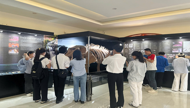 Khoa Khoa học Xã hội tham dự triển lãm chuyên đề “Từ nhà tù Sơn La đến nhà tù Côn Đảo - Địa ngục trần gian”