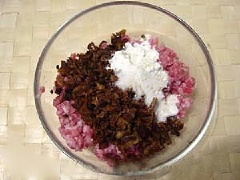 Cho thịt heo bằm, nấm đã cắt, 1 muỗng canh bột bắp và 1 muỗng cà phê muối tiêu vào tô, trộn đều, ướp khoảng 10 phút cho thấm gia vị.