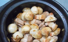Làm nóng 2 muỗng canh dầu ăn còn lại trong nồi đất, cho thịt ba chỉ, khoai sọ, 1 muỗng canh nước mắm, 1/2 muỗng cà phê bột ngọt vào, đảo đều thêm 5 phút.