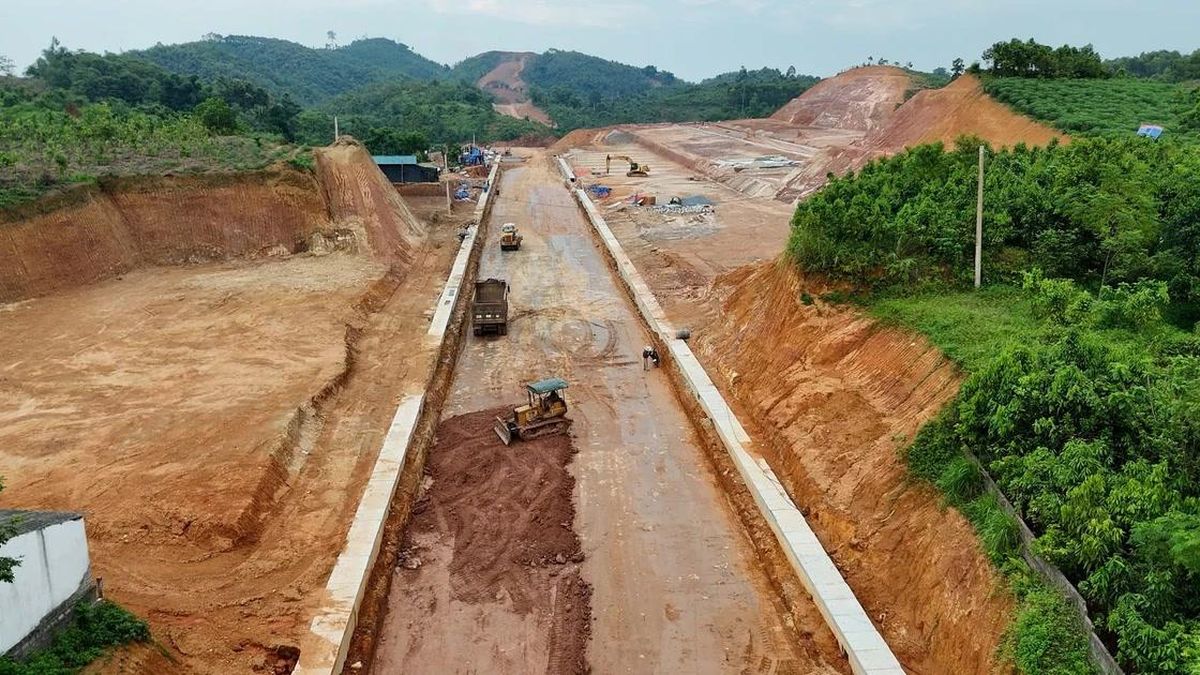 Đẩy nhanh tiến độ Dự án đường trục chính Cụm Công nghiệp Phú Thịnh - Báo Lào Cai