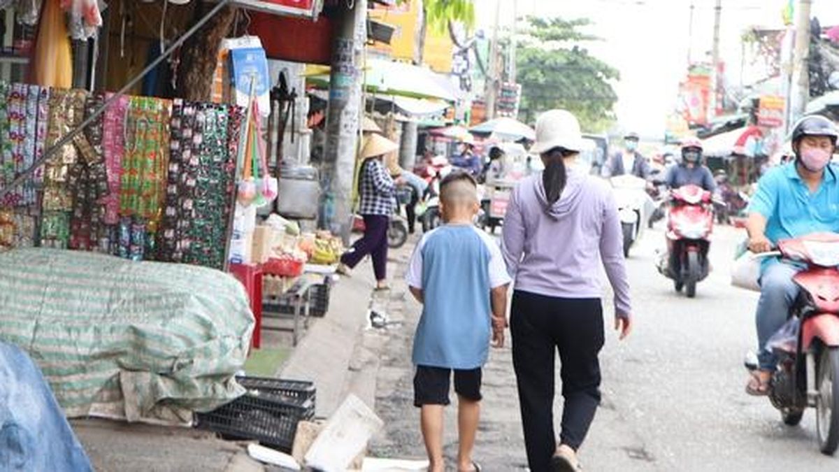 TPHCM: Đường thành chợ tự phát, người dân phải đi xuống lòng đường - Báo Người Lao Động
