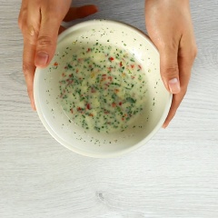 Tiếp theo là phần nước chấm, cho 30gr sốt mayonnaise, 30gr sữa đặc, 5gr lá chanh băm, 5gr ớt băm, 50ml sữa tươi. Khuấy đều hỗn hợp là ta đã có phần nước chấm thơm ngon rồi.