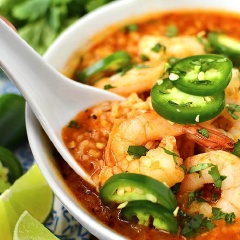 Múc canh ra bát và thưởng thức nóng với cơm trắng hay bún đều ngon. Đây là cách nấu canh có thể tận dụng ngay những nguyên liệu sẵn có để mang đến mùi vị hết sức đặc trưng và không lẫn vào đâu được của món ăn này.