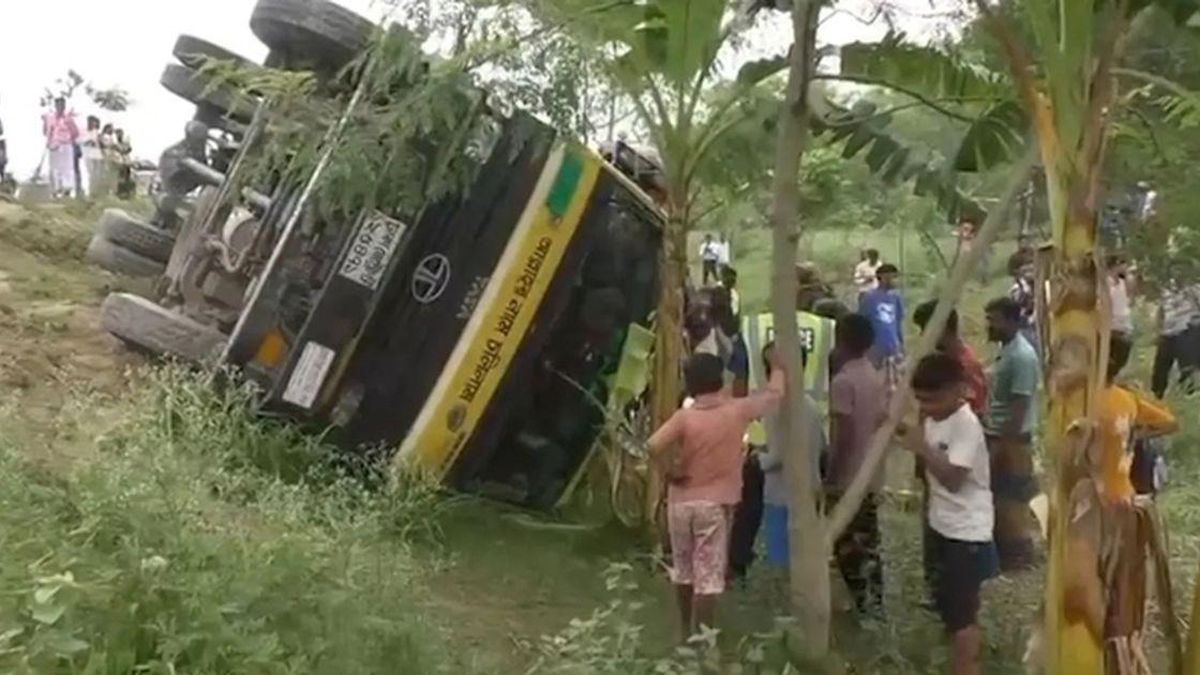 Tai nạn giao thông kinh hoàng: Lật xe tải, ít nhất 15 người thiệt mạng - Chuyên trang Góc nhìn pháp lý - Tạp chí Người đưa tin