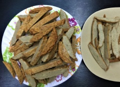 Để làm bánh canh chả cá Quy Nhơn ngon trước tiên cần rửa sạch cách miếng chả cá chiên với nước rồi thái lát nhỏ, dài vừa ăn. Bóc vỏ hành tím thái mỏng. Rửa sạch hành lá, thái nhỏ.