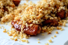 Cuối cùng trước khi dùng, cho gà ra đĩa. Rắc đều tỏi và vụn bánh mì lên, dùng nóng với cơm.