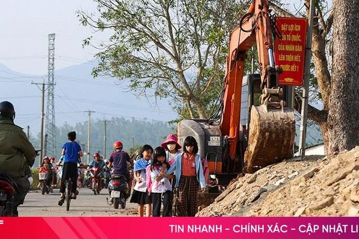 Rác thải xây dựng 'bủa vây' quanh cổng trường học - Báo Hà Tĩnh