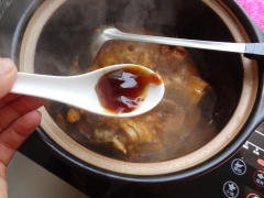 Cho thịt đùi gà đã rửa sạch vào xào. Nêm 1 muỗng canh dầu hào, 1 muỗng canh đường, 1 muỗng canh nước màu, đảo đều cho gà ngấm gia vị.