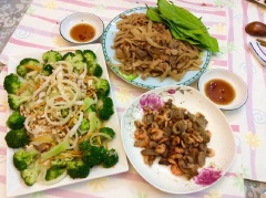 Cuối cùng bày món gỏi bông cải xanh ra đĩa và ăn cùng cơm nhé!