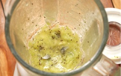 Kiwi gọt bỏ vỏ, cho vào máy xay sinh tố, xay nhuyễn. Cam cắt làm đôi, vắt lấy nước, để riêng.