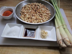 Chuẩn bị nguyên liệu. Sả rửa sạch, cắt khoanh nhỏ, cho vào máy xay sinh tố, xay nhuyễn.
