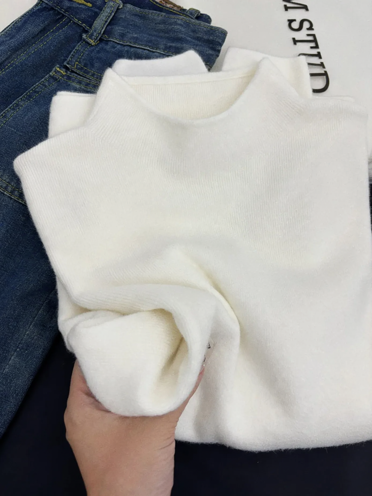 Elegant women's knitted pullover with half collar