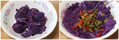 Khoai chín thì bạn bóc bỏ vỏ khoai rồi nghiền nhuyễn. Nho khô và quả kỳ tử cho vào nước ấm ngâm trong 10 phút sau đó cho vào trộn cùng khoai lang và mật ong cho đến khi hỗn hợp dẻo mịn.