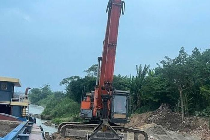 Xử phạt 6 cá nhân khai thác cát trái phép trên sông Hồng - Báo Hà Nội Mới