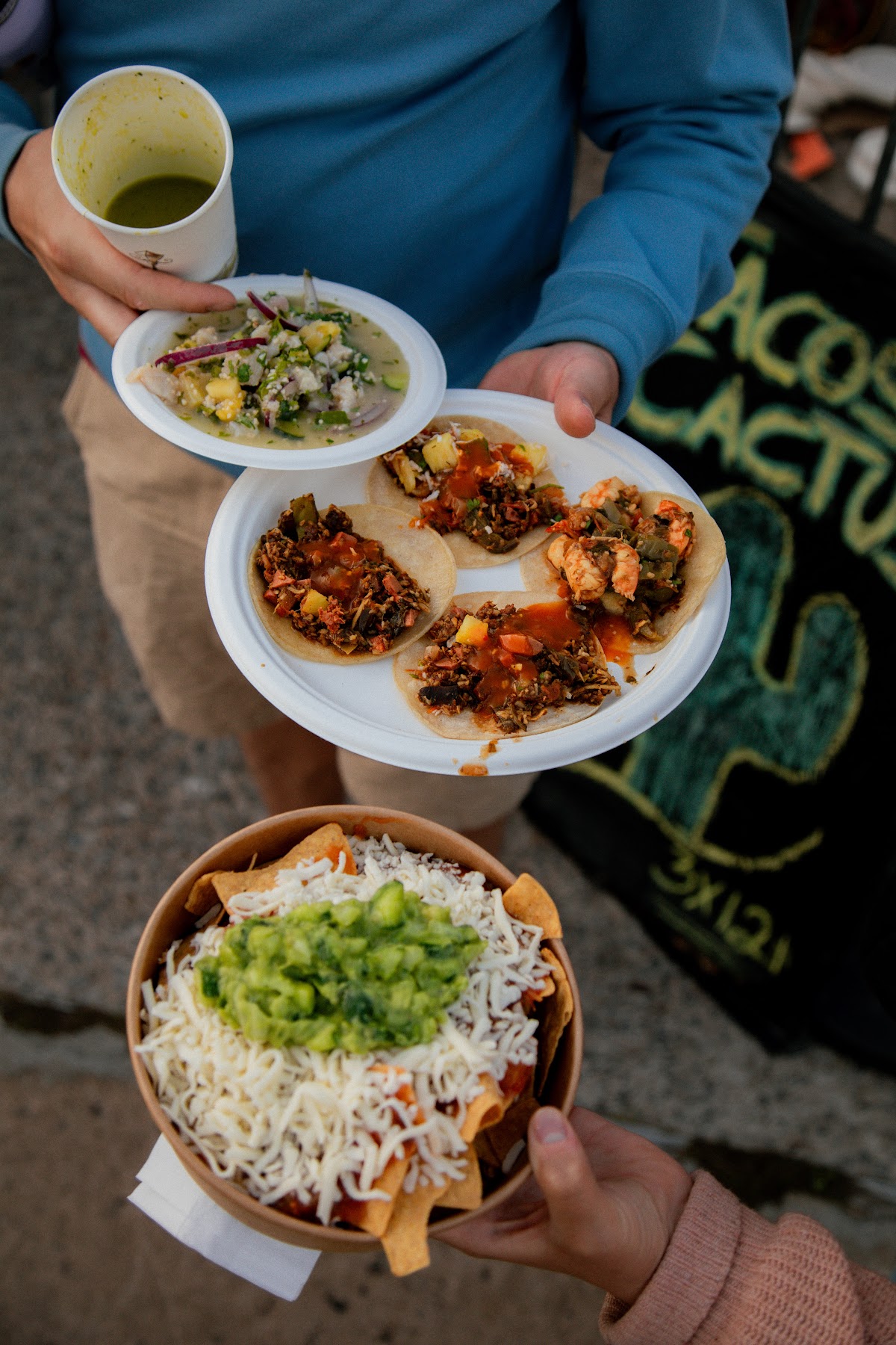 Assiettes de tacos et bol de guacamole