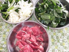 Lá lốt lặt bỏ cọng, rửa sạch, cắt rối. Hành tây cắt mỏng. Hành lá rửa sạch, cắt khúc.