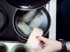 Tôm bỏ vỏ, rửa sạch. Hành tím làm sạch, thái mỏng. Dưa leo rửa sạch, bổ dọc, nạo bỏ phần ruột rồi thái mỏng. Tỏi, ớt và ngò rí băm nhỏ. Miến trụng nước sôi khoảng 1-2 phút cho mềm rồi vớt ra để ráo.