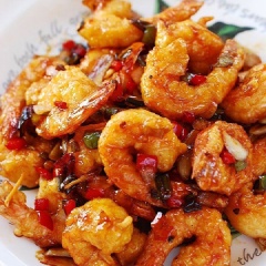 Trong những ngày thu se se lạnh, nhâm nhi từng miếng tôm chua ngọt, cảm nhận vị tê tê nơi đầu lưỡi từ ớt chắc chắn sẽ làm bạn cảm thấy ngon miệng.