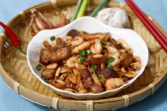 Tôm rang thịt ba chỉ béo thơm với những miếng thịt ba chỉ mềm béo, giòn giòn cùng với tôm (tép) săn chắc ngấm đều gia vị, hành tỏi thơm. Món ăn có vị mằn mặn ngòn ngọt đậm đà tốn cơm lắm nhé!