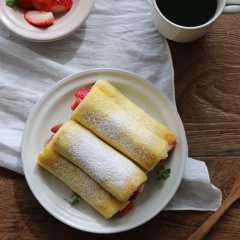Cho bánh mì ra đĩa, rắc thêm ít đường bột, bột quế lên trên rồi thưởng thức. Bánh mì sandwich cuộn dâu tây chiên đơn giản mà ngon có thể dùng làm món ăn sáng hay dùng cho những bữa ăn nhẹ, lót dạ rất tuyệt.
