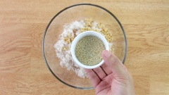 Làm nhân bánh bao chỉ: Chọn mua phần dừa khô nạo sợi nhỏ, đậu phộng rang vàng đập nhuyễn (không cần mịn), mè trắng rang vừa vàng thơm. Cho dừa nạo, đậu phộng, mè trắng vào chung một tô cùng với đường và muối, trộn đều. Để từ 30 phút đến 1 tiếng cho nhân thấm và đường tan hết.
