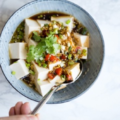 Chỉ với một vài phút là chúng ta đã có ngay một dĩa đậu hũ non sốt tương mè đơn giản, nhanh chóng, dễ dàng với một hương vị thanh mát lắm đấy. Chị em có thể đổi chút khẩu vị cho cả nhà với món này đấy.