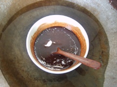 Cuối cùng, thêm 15g kem whipping đã đánh bông vào. Khuấy đều tay cho đến khi trở thành hỗn hợp đồng nhất là được.